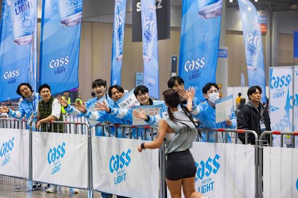 카스 라이트가 국내 최초 실내 마라톤 '2026 인사이더런 W'의 메인 스폰서로 참여했다. [사진=오비맥주]