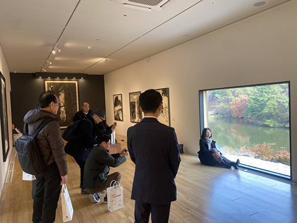 일본 관광객들이 솔거미술관을 찾아 전시를 관람하고 있다. [사진=경북문화관광공사]