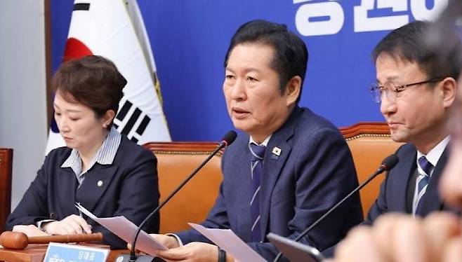 정청래 대표(가운데)가 4일 열린 최고위원회의에서 발언하고 있다. (본인 페이스북)