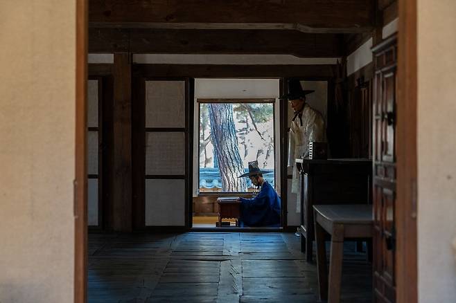 영월 청령포 안쪽에 있는 단종어소. 내부에 조선 단종의 유배 생활 당시 모습을 재현한 밀랍인형이 전시돼 있다. 백종현 기자