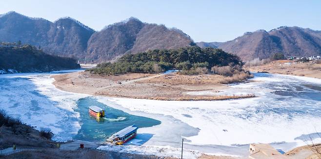 강이 사방을 휘감고, 육중한 산이 뒤를 막아서고 있는 청령포. 지금도 나룻배로만 드나들 수 있다. 지금은 강이 다 얼어붙어 있는데, 아침마다 언 강을 깨뜨려 배를 띄운다. 백종현 기자