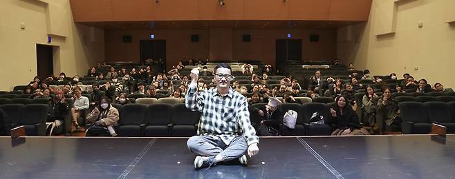 웹툰 '송곳'과 '지옥'으로 유명한 만화가 최규석씨가 지난달 30일 일본 신주쿠에 있는 주일한국문화원에서 일본 팬 100여명과 작가와의 대화 시간을 가졌다. K팝 아이돌 팬미팅 사진처럼 찍어보자는 사회자의 말에 그가 쑥쓰러워하며 포즈를 취하고 있다. 사진 한국콘텐츠진흥원