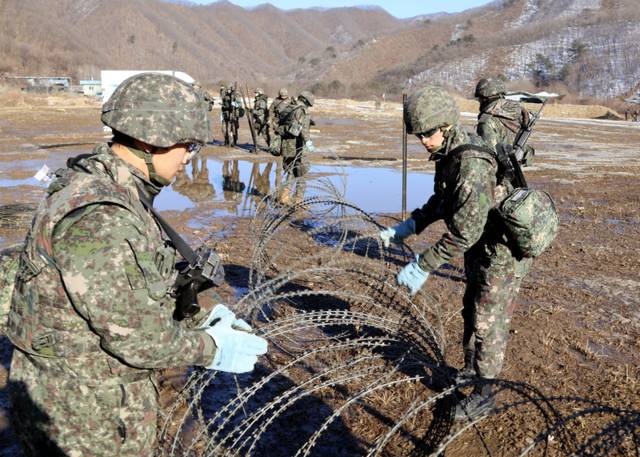▲ 육군 제7보병사단은 강추위 속에서 전투 수행 능력을 극대화하기 위해 혹한기 훈련을 실시하고 있다.