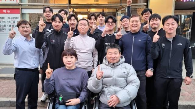 ▲ 강원도장애인체육회가 지난 4일 강릉의 한 식당에서 제23회 전국장애인동계체육대회 참가 선수단 격려 만찬을 개최했다. 강원도장애인체육회 제공