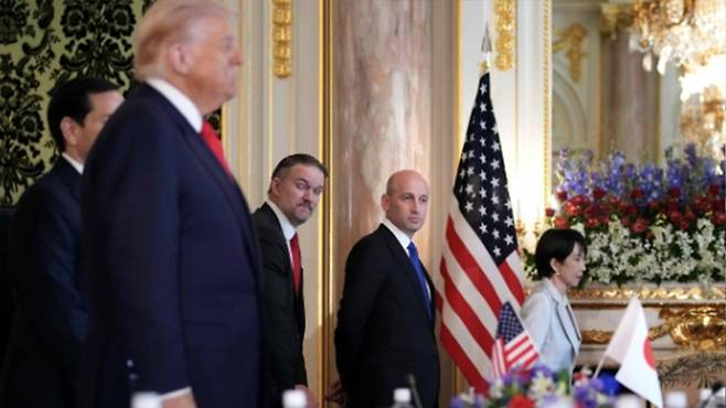 ▲ 미일 정상회담에서 트럼프 대통령 바라보는 스티븐 밀러 백악관 부비서실장 [연합뉴스]