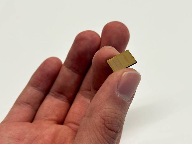 지난 1월 13일 샌프란시스코의 로이터 사무실에 전시된 SK하이닉스의 HBM4 / 사진=로이터 연합