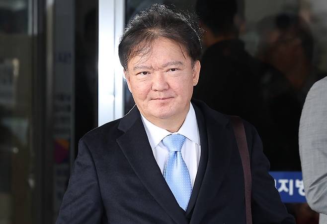 민경욱 전 국회의원이 지난해 11월 20일 서울남부지방법원에서 열린 '국회 패스트트랙 충돌' 1심 선고 공판을 마치고 나서고 있다. 사진=연합뉴스