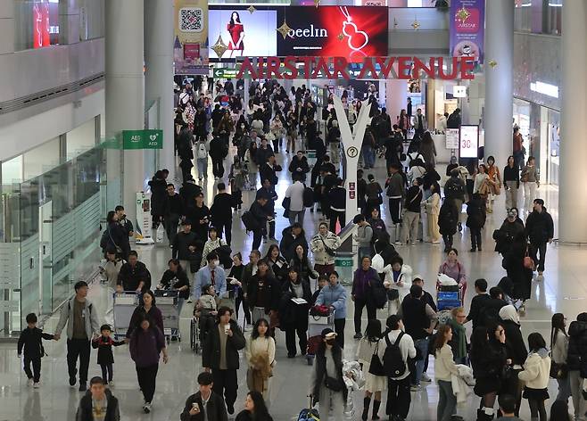 지난해 12월23일 인천국제공항 1터미널 출국장이 인파로 붐비고 있다. 사진=연합뉴스
