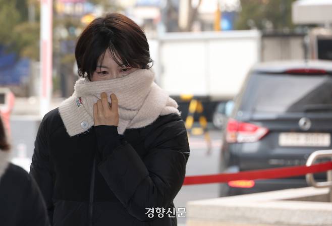 음주운전과 불법숙박업을 한 혐의를 받는 문재인 전 대통령 딸 문다혜씨가 5일 항소심 재판이 열린 서울 마포구 서울서부지방법원에 들어오고 있다. 권도현 기자