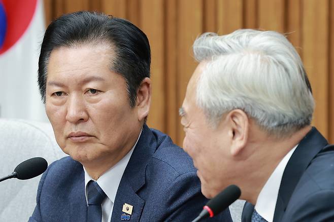 정청래 더불어민주당 대표가 5일 국회에서 초선 의원들과 만나며 초선 의원 모임인 더민초 회장 이재강 의원과 대화하고 있다. 연합뉴스