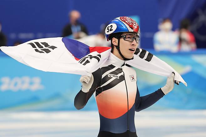 Short track speed skater Hwang Dae-heon celebrates after winning a gold medal in the men's 1,500-meter race at the 2022 Beijing Olympics in Beijing on Feb. 9, 2022. [NEWS1]