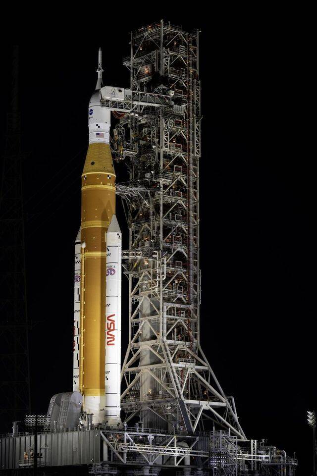 미국 플로리다주 케네디 우주센터 발사대에서 미국 항공우주국(NASA) 아르테미스 2호가 기립해 있는 모습. NASA는 아르테미스 2호를 이달 중 발사하기 위해 2일(현지시간) 최종 리허설을 진행했지만 액체수소가 누출되면서 리허설을 중단했고, 발사 일정도 다음 달로 연기했다. NASA 제공