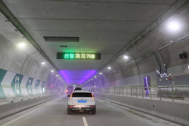 만덕~센텀 도시고속화도로 터널 내부. 개통 이후 만덕IC에서 센텀IC까지 신호 없이 연속 주행이 가능해진다. /부산시 제공