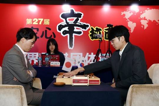 신진서 9단(오른쪽)과 이야마 9단 대국 장면. 사진[연합뉴스]