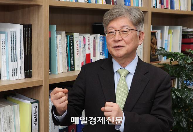 강성진 신임 한국경제학회장이 최근 매일경제와 만나 인터뷰하고 있다. [이승환 기자]