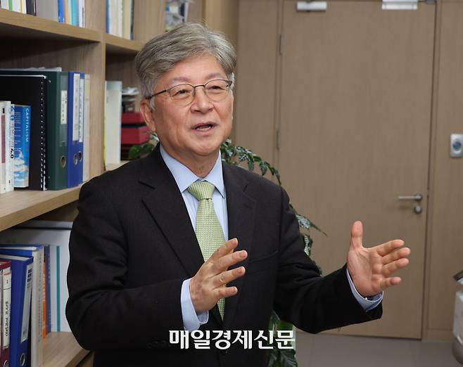 강성진 신임 한국경제학회장이 최근 매일경제와 만나 인터뷰하고 있다. [이승환 기자]