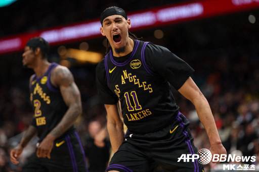 레이커스 센터 잭슨 헤이스가 상대팀 마스코트를 밀친 행동으로 징계를 받았다. 사진=ⓒAFPBBNews = News1