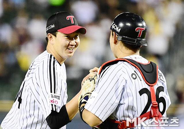 2025년 8월 19일 오후 서울 잠실구장에서 ‘2025 신한 SOL뱅크 KBO 리그’ 롯데 자이언츠와 LG 트윈스 경기가 열렸다. LG 마무리 유영찬이 5-2 승리를 마무리 짓고 이주헌과 기쁨을 나누고 있다. 사진=김영구 기자
