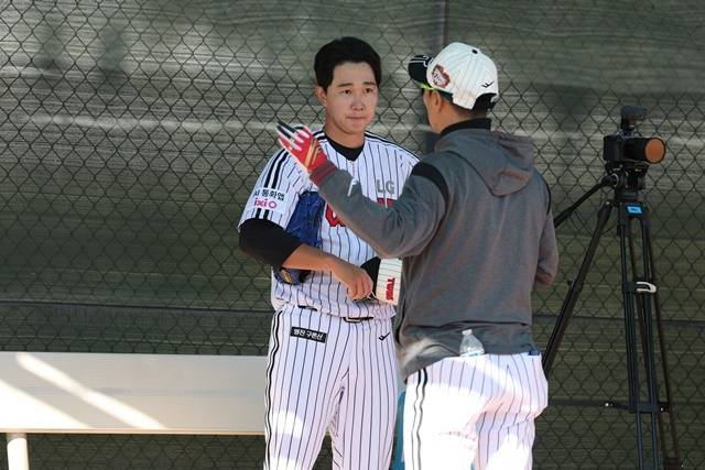 유영찬과 김광삼 투수 코치가 이야기를 나누고 있다. 사진=LG 제공