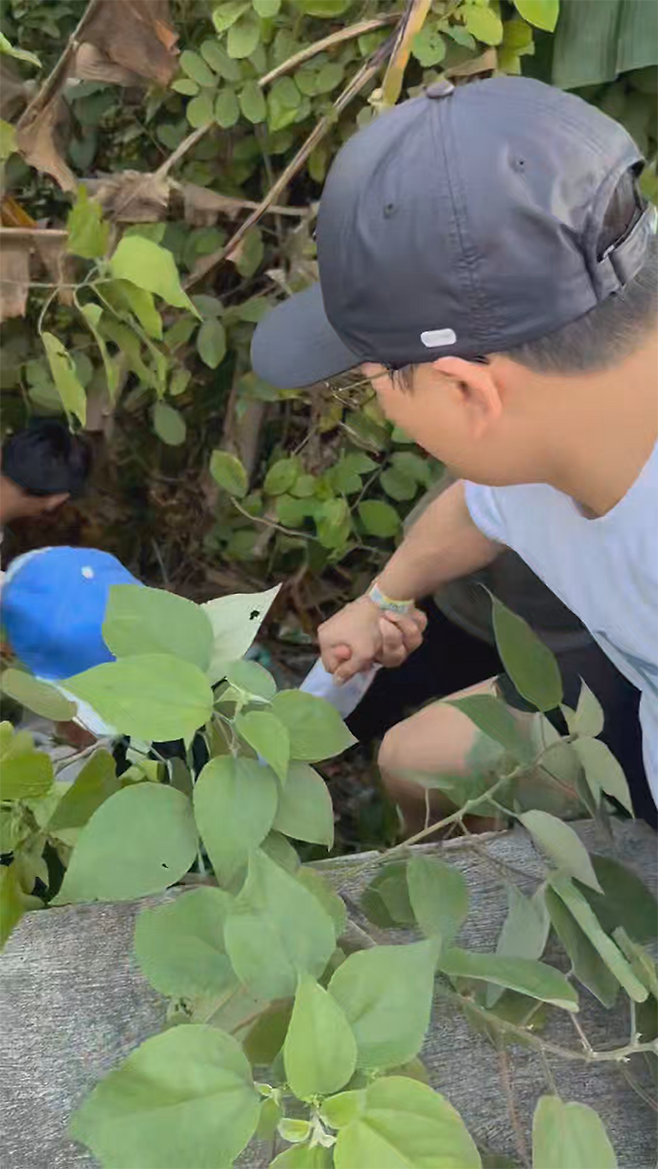 킹덤상무주짓수 MMA 센터 김선현 관장이 필리핀 세부 레아신전 인근 산악도로 낭떠러지 추락 사고 피해자를 구조하고 있다. 사진=스탠다드앤드프로그레스 스포츠에이전시 제공
