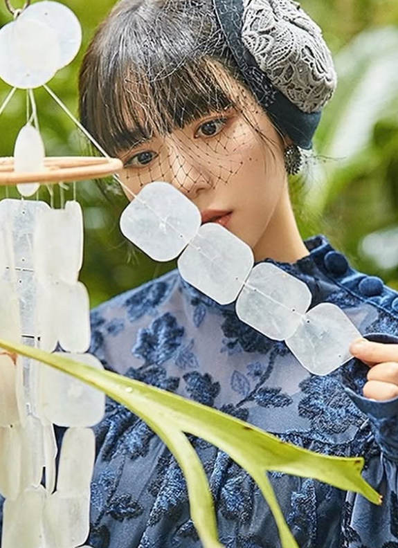 그룹 AOA 출신 권민아가 이번에는 누군가의 꿈을 이뤄주는 ‘제작자’ 명함을 들고 돌아왔다. 사진=권민아 SNS