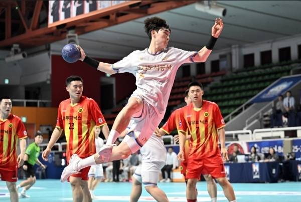 사진 점프 슛하는 인천도시공사 전진수