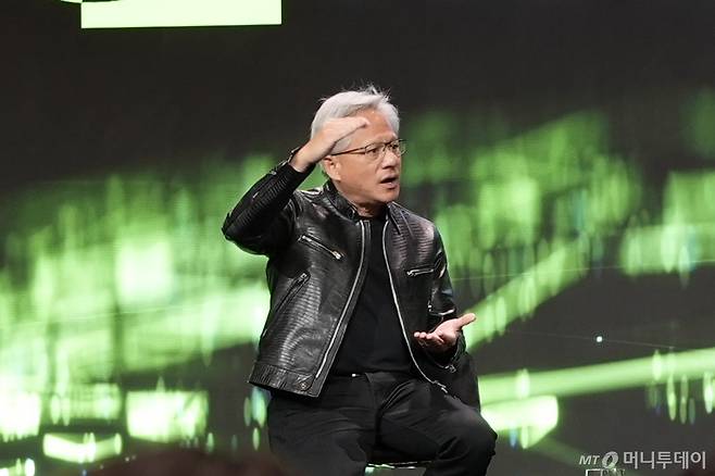 젠슨 황 엔비디아 CEO가 6일(현지시간) 미국 라스베이거스 퐁텐블루호텔에서 열린 글로벌 미디어 간담회에서 답변하고 있다. /사진=김남이 기자