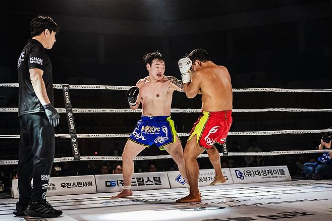 맥스FC 미들급 1위 정연우(왼쪽)