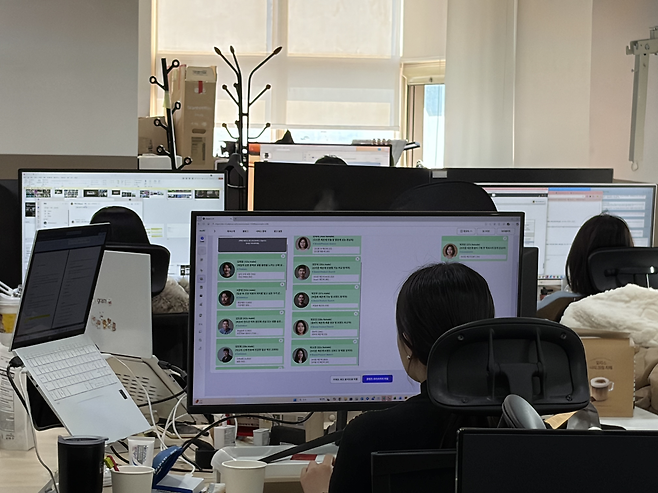 덱스터크레마 임직원이 ‘애드플로러’를 활용해 광고 타깃층 페르소나를 분석하는 모습 [차민주 기자/@chami]