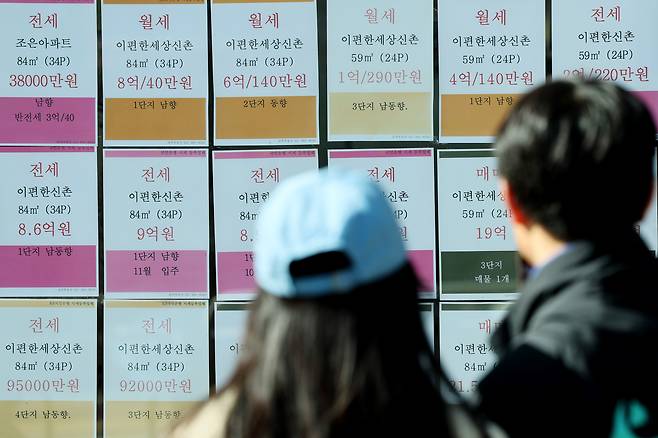 서울 시내의 부동산에 붙은 매매 안내문. [연합]