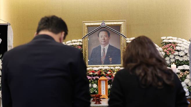 3일 故 정창선 헤럴드·중흥건설그룹 회장 빈소가 마련된 VIP장례타운에서 조문객들이 묵념하고 있다. [남도일보 제공]