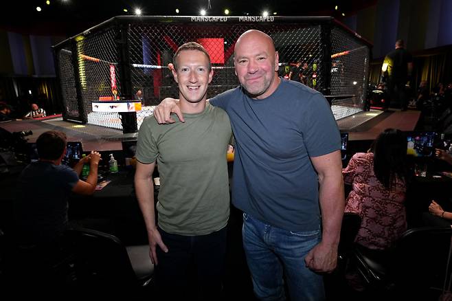 마크 저커버그 메타 CEO와 데이너 화이트 UFC CEO가 지난 2022년 10월 미국 라스베이거스 에이펙스 경기장에서 열린 UFC 파이트나이트 대회에서 친분을 과시하며 바짝 붙어 기념촬영하고 있다. 이 경기장은 2026년부터 메타가 네이밍 권리 계약을 맺고 ‘메타 에이펙스’로  개칭됐다. [게티이미지]