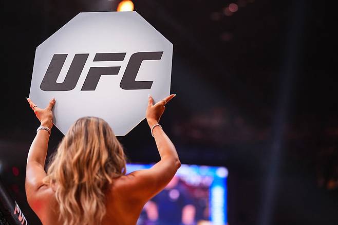 25일 열린 UFC 324에서 ‘옥타곤 걸’이 UFC 로고가 새겨진 패널을 들고 있다. [게티이미지]
