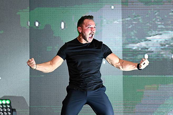 지난 해 6월 미국 뉴욕의 팬참여 행사에 출연한 마이클 챈들러가 특유의 과장된 퍼포먼스로 호응을 유도하고 있다. [게티이미지]