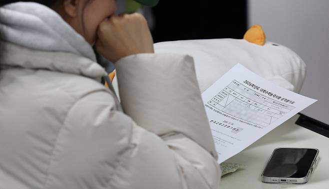 수험생이 수능 성적표를 확인하고 있다. 사진은 기사와 무관. [연합뉴스]