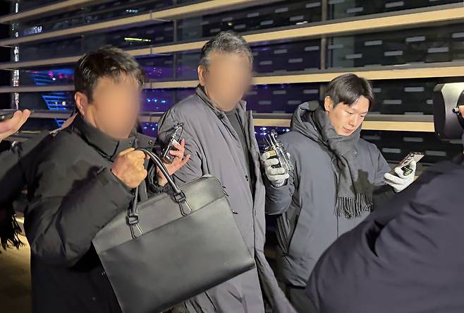 인천 강화군 중증장애인 거주시설 색동원 시설장 A씨(가운데)가 4일 오후 7시 7분께 2차 조사를 마치고 서울 중구 서울경찰청 조사실에서 나오고 있다. [연합]