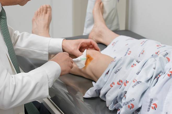 고용곤 연세사랑병원장이 퇴행성 무릎 관절염 환자에게 자가지방유래 기질혈관분획(SVF) 주사 치료를 하고 있다. [연세사랑병원 제공]