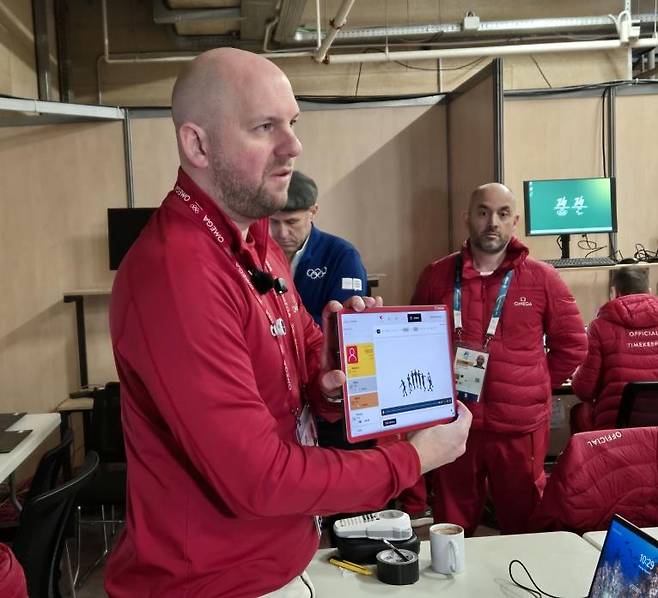 올림픽 공식 타임키퍼 오메가의 알랭 조브리스트 타이밍 최고경영자가 5일(한국시간) 이탈리아 밀라노 아이스스케이팅 아레나에서 열린 기술 시연회에서 선수들의 움직임을 추적하는 인공지능(AI) 소프트웨어를 보여주고 있다. [연합]