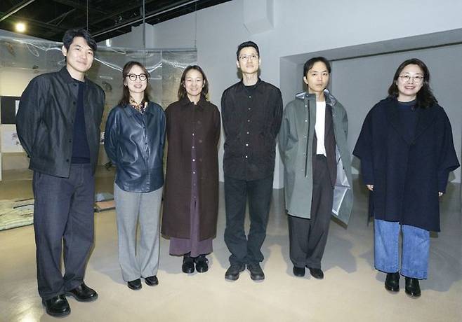 6일 아르코미술관에서 2025년 베니스비엔날레 국제건축전 한국관을 이끈 (사진 왼쪽부터) 정성규, 정다영 예술감독, 이다미, 김현종, 박희찬 작가, 김희정 예술감독이 아르코미술관에서 기념촬영을 하고 있다. 2026.02.05. hyun@newsis.com *재판매 및 DB 금지