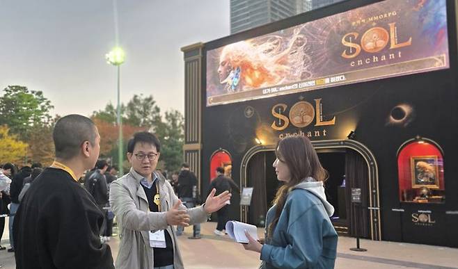 넷마블·코웨이 방준혁 의장이 국내 최대 게임 전시회 '지스타 2025' 현장을 방문했다. (사진=넷마블 제공) *재판매 및 DB 금지