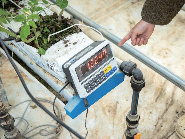 작물이 자라는 배지의 수분 함량을 무게 기반으로 측정하는 배지 함수 측정 장비.