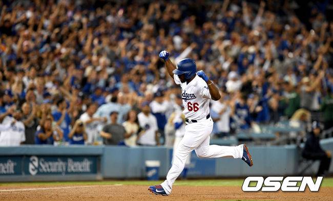 [OSEN=로스앤젤레스(美 캘리포니아주) 최규한 기자] 7회말 1사 2, 3루 상황 다저스 푸이그가 대타로 나서 역전 스리런포를 날리고 그라운드를 돌며 환호하고 있다. /dreamer@osen.co.kr