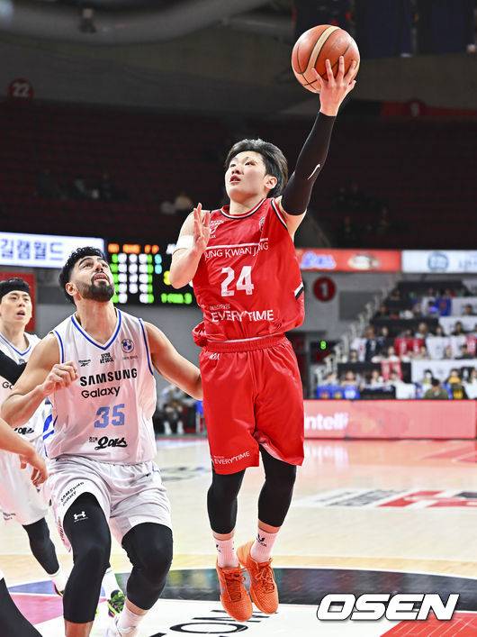 [OSEN=안양, 박준형 기자]  29일 오후 안양실내체육관에서 2025-2026 LG전자 프로농구 안양 정관장과 서울 삼성의 경기가 진행됐다.1위 도약을 노리는&nbsp;2위 안양 정관장과 정관장만 만나면 강했던&nbsp;9위 서울 삼성의 대결이다. 2쿼터 안양 정관장 문유현이 바스켓카운트를 얻어내고 있다  2026.01.29 / soul1014@osen.co.kr