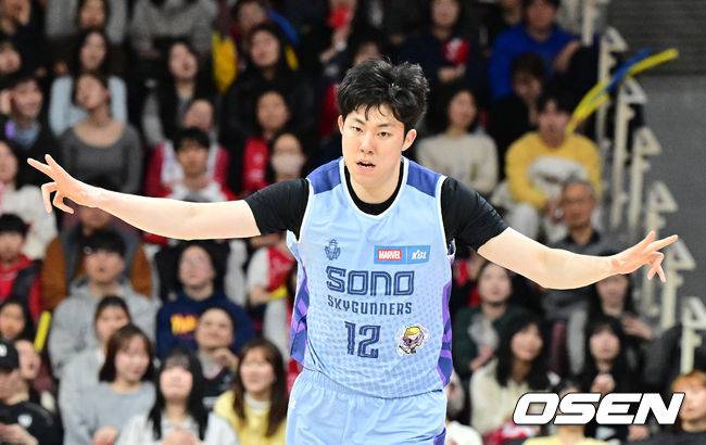 [OSEN=안양, 지형준 기자] 23일 오후 안양 정관장 아레나에서 2025-2026 LG전자 프로농구 안양 정관장과 고양 소노의 경기가 열렸다.정관장은 2위(22승 11패), 소노는 7위(12승20패)를 기록중이다.3쿼터 소노 강지훈이 3점슛을 성공시키며 기뻐하고 있다. 2026.01.23 /jpnews@osen.co.kr