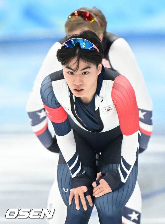 [OSEN=베이징(중국), 지형준 기자] 18일 중국 베이징 국립 스피드 스케이팅 경기장에서 2022 베이징 동계올림픽 스피드 스케이팅 남자 1000m 경기가 열렸다.대한민국 김민석이 마치고 숨을 고르고 있다. 2022.02.18 /jpnews@osen.co.kr
