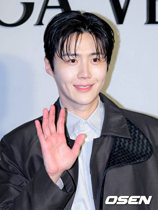 [OSEN=조은정 기자]한 이탈리안 럭셔리 브랜드의 2026 여름 프라이빗 뷰 포토콜 행사가 28일 서울 성동구 에스팩토리에서 열렸다.배우 이영애, 문가영, 김선호, 홍경, 미야오 수인, 스트레이 키즈 아이엔, 태국배우 칸야위 송무앙, 듀 지라왓이 참석했다.배우 김선호가 포즈를 취하고 있다. 2026.01.28 /cej@osen.co.kr