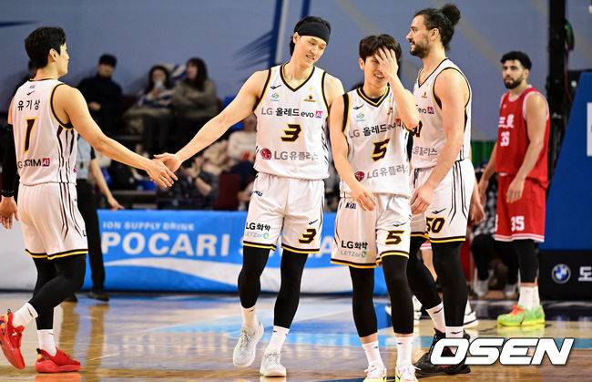 [OSEN=잠실실내체, 조은정 기자]5일 서울 잠실실내체육관에서 2025-26 LG전자 프로농구 서울 삼성과 창원 LG의 경기가 진행됐다.서울 삼성은 12승 24패로 리그 9위, 창원 LG는 26승 11패로 1위를 기록 중이다.3쿼터 LG 장민국(3번)이 3점슛 성공 후 축하를 받고 있다. 2026.02.05 /cej@osen.co.kr