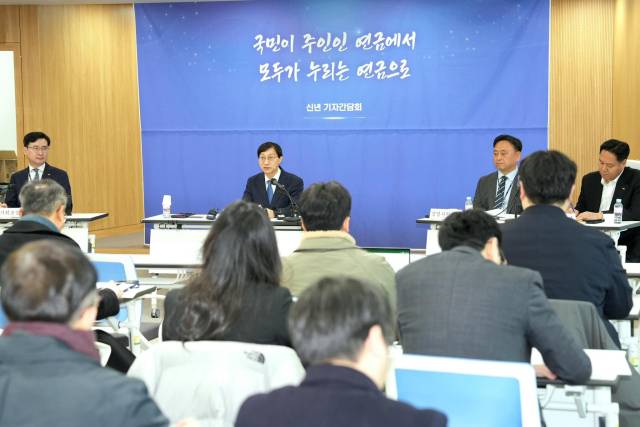 ▲김성주 이사장은 "본사와 지사 근무를 2~3년간 번갈아 할 수 있는 직원들에게 무작정 집과 주소지를 옮기라고 할 수 없는 현실적 문제도 있다"며 "통근버스 운행은 중단할 것이지만 그러나 직원들에게 대안을 줘야 한다"고 말했다. ⓒ국민연금공단