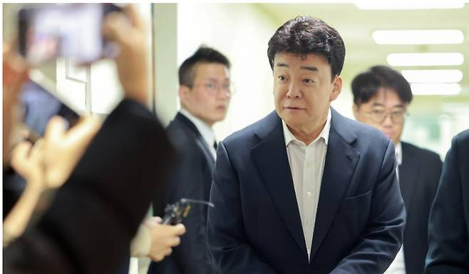 백종원 더본코리아 대표가 6명의 악성 유튜버를 상대로 미국 캘리포니아 법원을 통해 신원을 확보하는 등 전례 없는 강경 대응에 나섰다. 7월부터 시행되는 법안에 따라 이들은 부당하게 얻은 수익을 넘어 피해액의 최대 5배를 배상해야 할 처지에 놓였다. 뉴스1