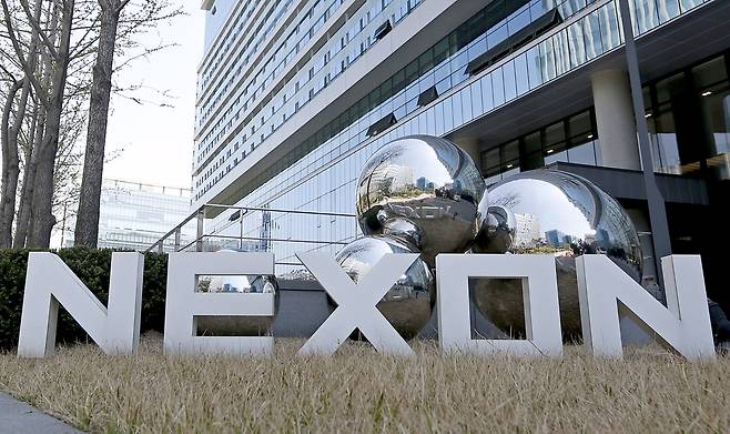 넥슨이 흥행작 ‘메이플 키우기’의 캐릭터 능력치 오류 논란으로 거센 후폭풍을 맞고 있다. 사진은 경기 성남에 있는 넥슨코리아 본사.&nbsp;EPA연합뉴스